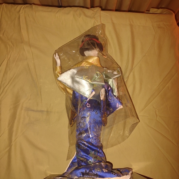 High Value Japanese Geisha Doll - Picture 4 of 14